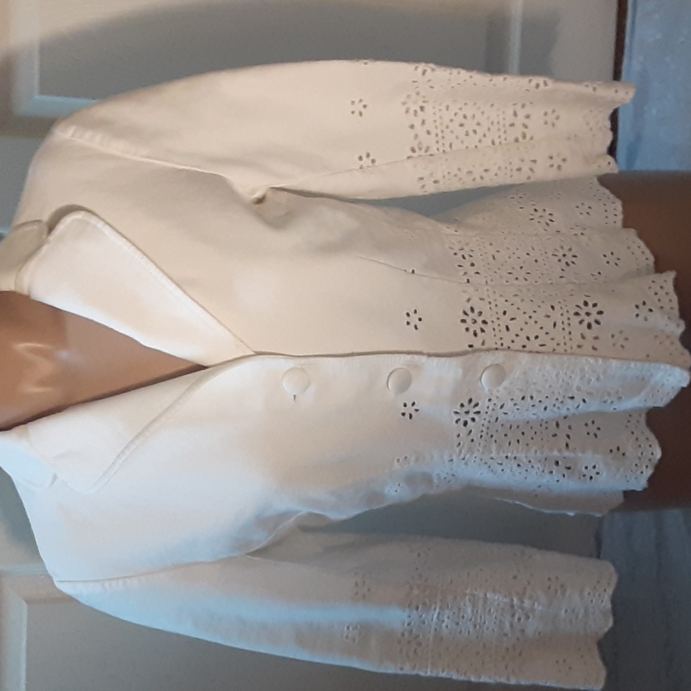 Ann Taylor White Eyelet Floral Cutout Blazer Jacket | Size 6 | Spring Chic - Picture 2 of 12